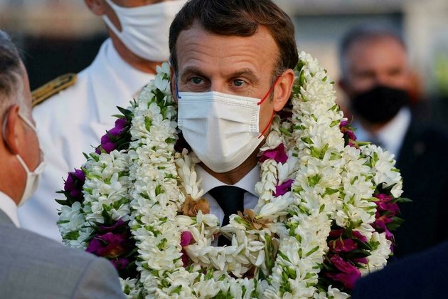 Khoảnh khắc hot nhất hôm nay: Tổng thống Pháp bất đắc dĩ thành cây hoa di động, nét mặt của ông càng gây chú ý - Ảnh 6.