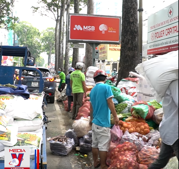 Góc ấm lòng ở Sài Gòn: Bà chủ chuỗi quán chay Mãn Tự mở ‘chợ rau’ 0 đồng lớn nhất Sài Gòn, mỗi ngày tặng 20 tấn rau & nấu 5-7 ngàn suất ăn - Ảnh 5.