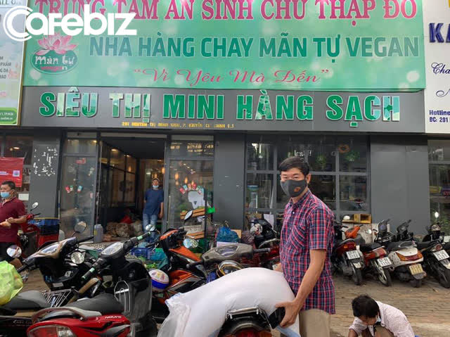Góc ấm lòng ở Sài Gòn: Bà chủ chuỗi quán chay Mãn Tự mở ‘chợ rau’ 0 đồng lớn nhất Sài Gòn, mỗi ngày tặng 20 tấn rau & nấu 5-7 ngàn suất ăn - Ảnh 6.