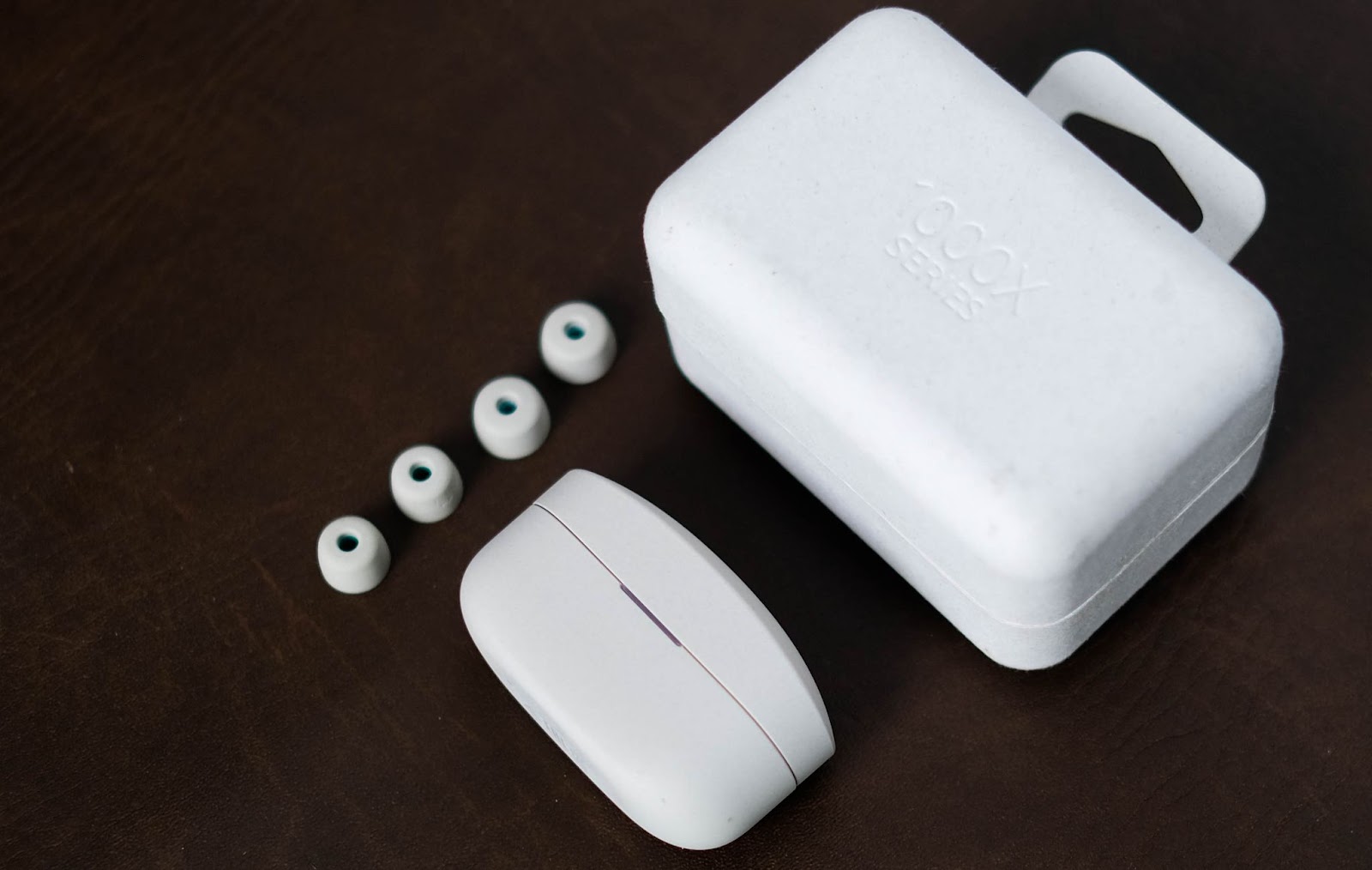 Đánh giá tai nghe không dây WF-1000XM4: Đủ sức đánh bại AirPods Pro? - Ảnh 1. Đánh giá tai nghe không dây WF-1000XM4: Đủ sức đánh bại AirPods Pro? - Ảnh 1.