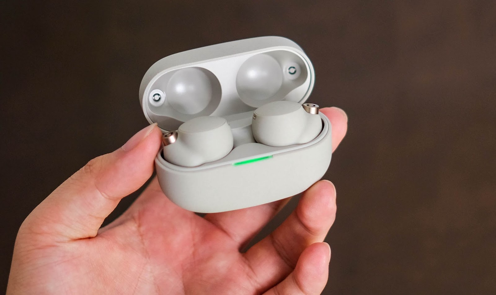 Đánh giá tai nghe không dây WF-1000XM4: Đủ sức đánh bại AirPods Pro? - Ảnh 2. Đánh giá tai nghe không dây WF-1000XM4: Đủ sức đánh bại AirPods Pro? - Ảnh 2.