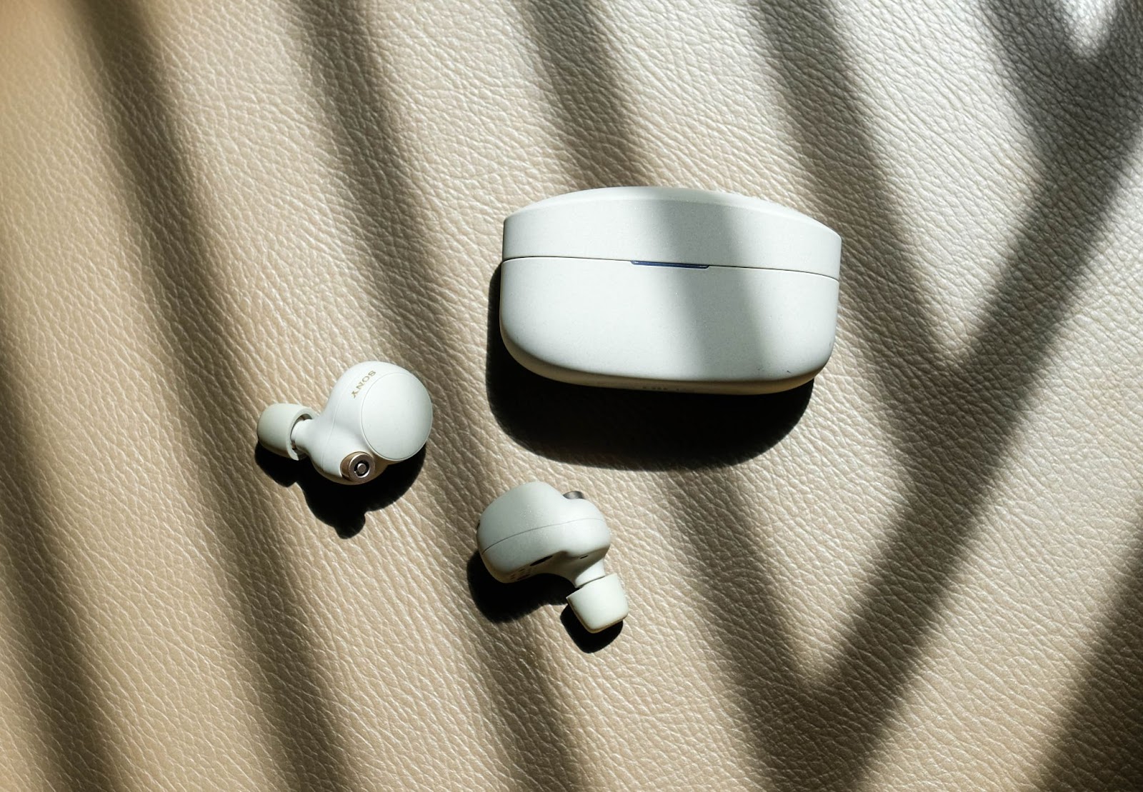 Đánh giá tai nghe không dây WF-1000XM4: Đủ sức đánh bại AirPods Pro? - Ảnh 3. Đánh giá tai nghe không dây WF-1000XM4: Đủ sức đánh bại AirPods Pro? - Ảnh 3.