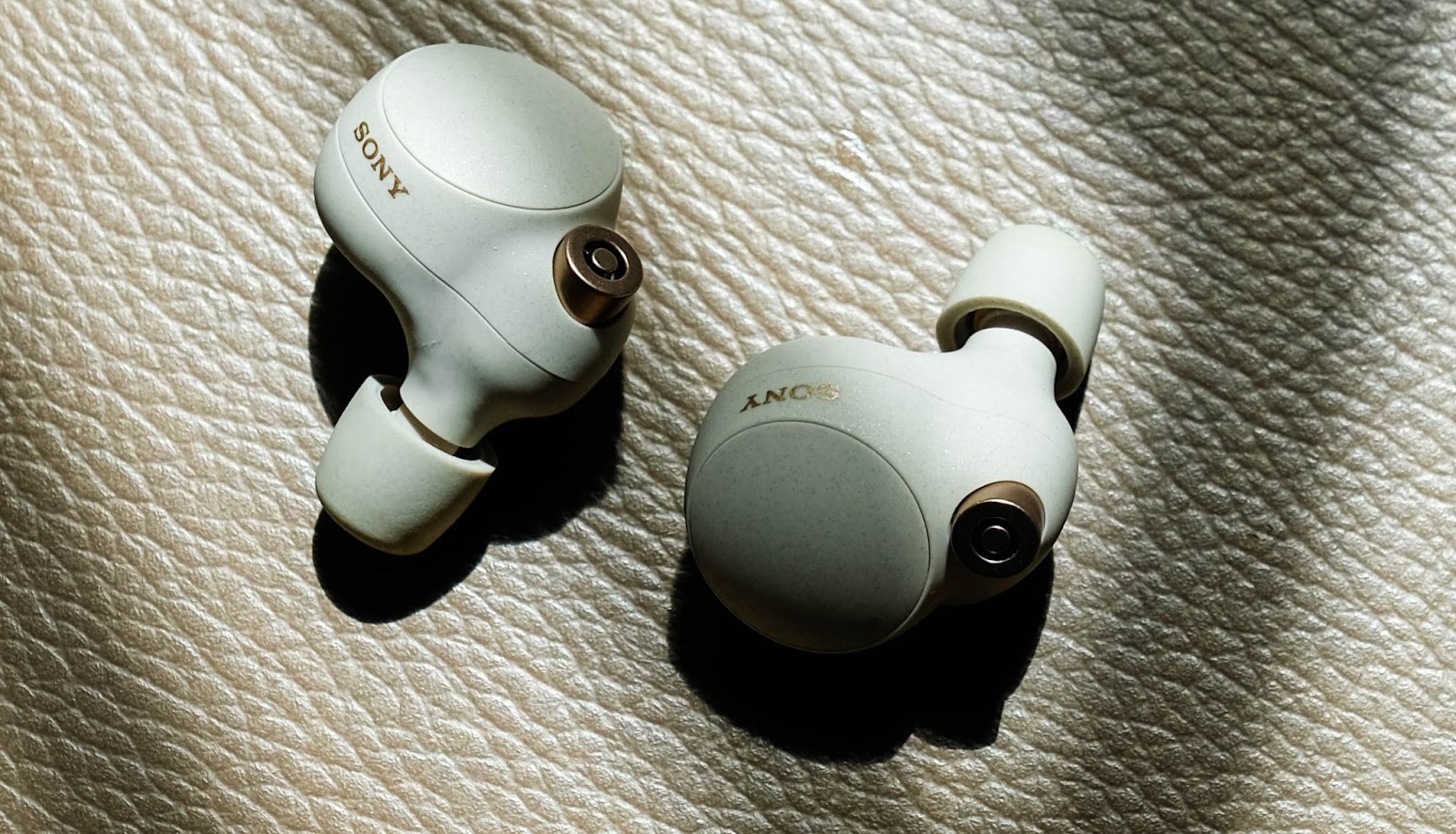 Đánh giá tai nghe không dây WF-1000XM4: Đủ sức đánh bại AirPods Pro? - Ảnh 4. Đánh giá tai nghe không dây WF-1000XM4: Đủ sức đánh bại AirPods Pro? - Ảnh 4.