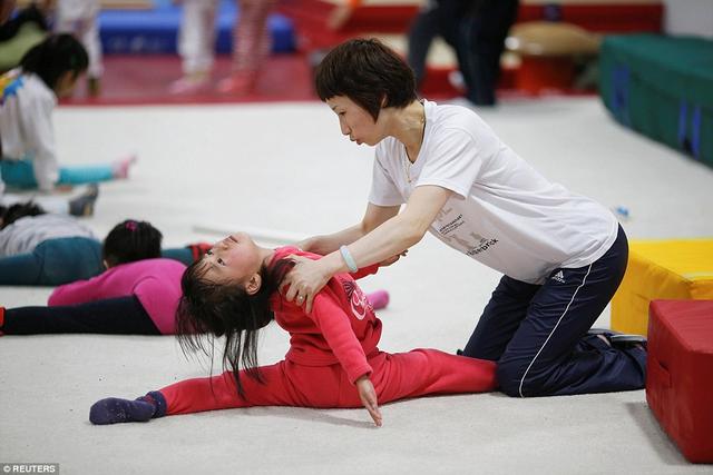 Giấc mơ vô địch Olympic của những đứa trẻ ở lò đào tạo thể thao Trung Quốc: Đánh đổi tuổi thơ bằng máu, mồ hôi và nước mắt  - Ảnh 16.