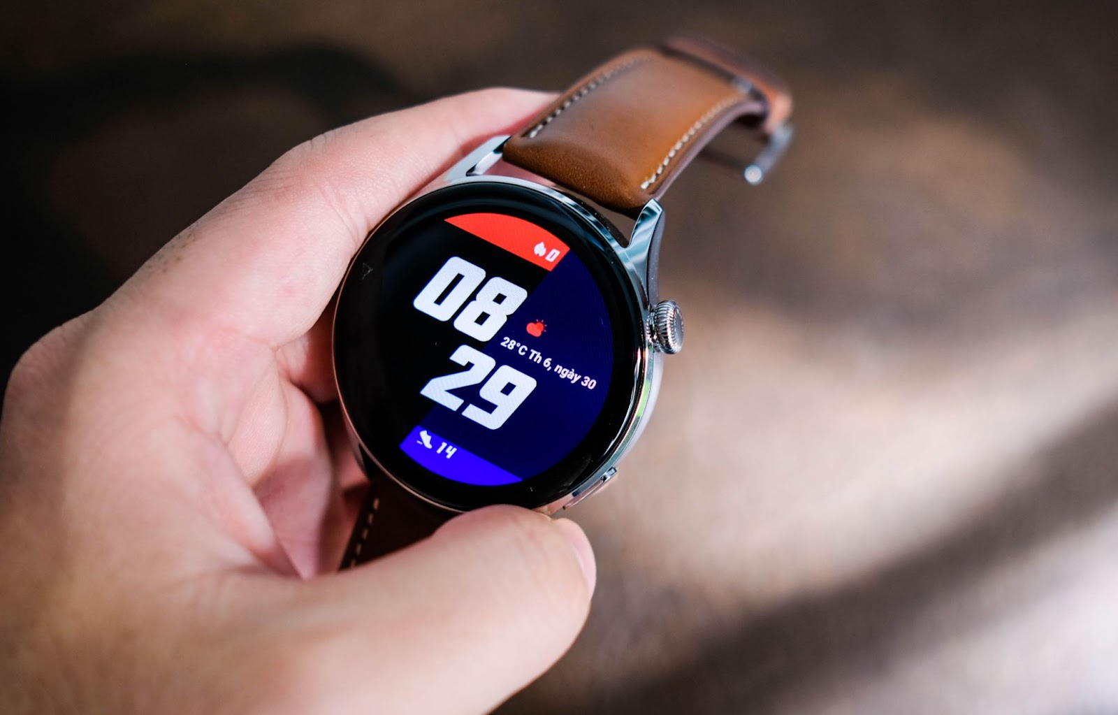 Huawei Watch 3 là một sản phẩm đầy ấn tượng của Huawei. Thiết kế thanh lịch kết hợp cùng khả năng kết nối mạnh mẽ và tính năng thông minh thú vị giúp người dùng quản lý thời gian hiệu quả hơn. Đặc biệt, đồng hồ cũng được trang bị font chữ đẹp mắt.