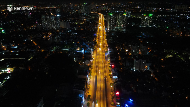 Khám phá đẹp đêm của Hà Nội qua ảnh đường phố! Tận hưởng cảm giác tràn ngập sắc màu ánh đèn lung linh, từ những con phố cổ cho đến những khu đô thị hiện đại. Điểm qua nhiều góc chụp độc đáo và đẹp như tranh vẽ, bạn sẽ phải ngỡ ngàng và đắm say!