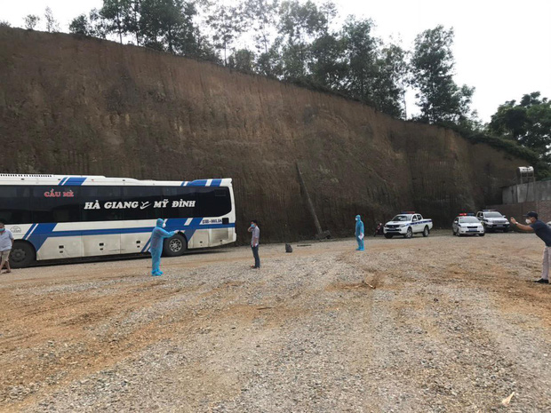  Hà Nội phát hiện 20 người liên quan ca F0 trèo tường trốn viện tại Bắc Giang, đến bến xe Mỹ Đình bắt xe khách về quê - Ảnh 1.