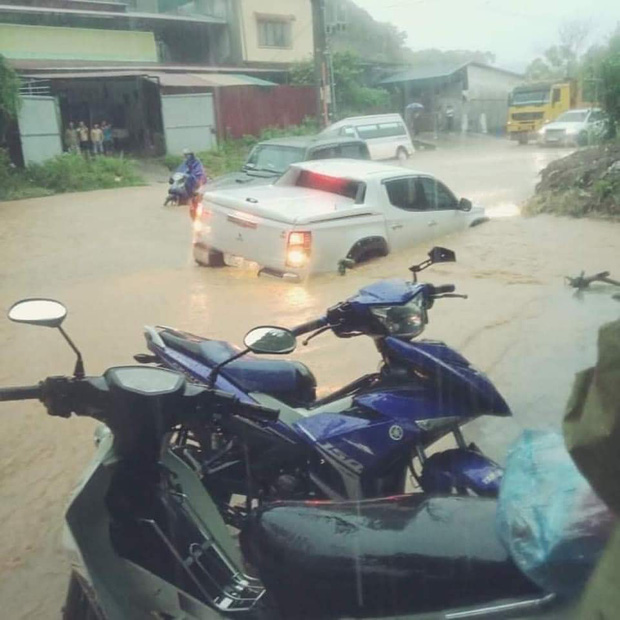  Ảnh: Thành phố Lào Cai chìm trong biển nước, nhiều nhà, ô tô ngập sâu sau trận mưa lớn - Ảnh 3.