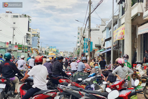  ẢNH: Người Sài Gòn tranh thủ đi chợ, xếp hàng trong siêu thị chờ đến lượt mua thịt cá, rau củ trước giờ giãn cách xã hội - Ảnh 11.