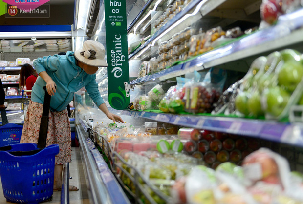  ẢNH: Người Sài Gòn tranh thủ đi chợ, xếp hàng trong siêu thị chờ đến lượt mua thịt cá, rau củ trước giờ giãn cách xã hội - Ảnh 19.