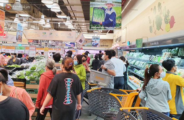  ẢNH: Người Sài Gòn tranh thủ đi chợ, xếp hàng trong siêu thị chờ đến lượt mua thịt cá, rau củ trước giờ giãn cách xã hội - Ảnh 10.