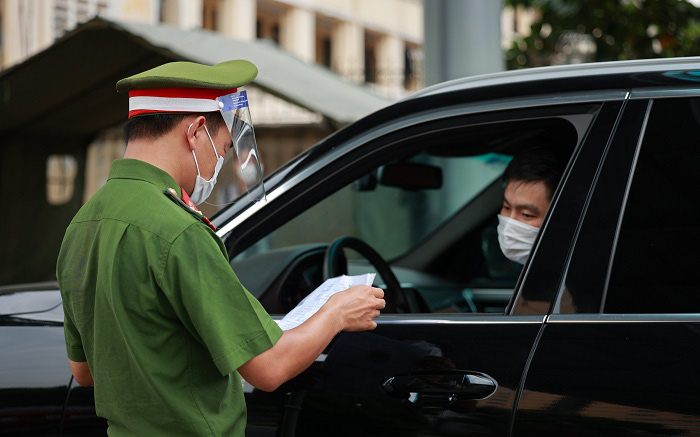 Hà Nội bỏ quy định người dân ra đường phải có lịch trực, lịch làm việc