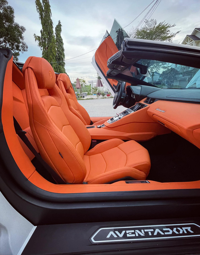 Lamborghini Aventador Roadster đầu tiên Việt Nam được chủ nhân chịu chi lột xác nội thất theo phong cách Hermes - Ảnh 4.