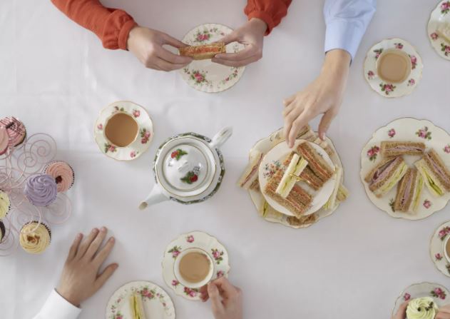 Thích thú với phong cách thưởng tiệc trà chiều của giới quý tộc Anh: tưởng đơn giản nhưng vô cùng khắt khe, cầu kỳ, không được nhấc ngón út khi uống trà, đến lau miệng cũng có quy tắc riêng - Ảnh 4.