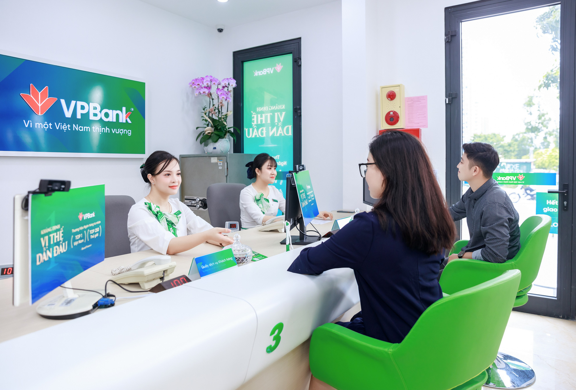 Lãi suất tiết kiệm tháng 8: Cao nhất chỉ còn 7,4%/năm, tiền gửi cá nhân tăng chậm kỷ lục - Ảnh 4. Lãi suất tiết kiệm tháng 8: Cao nhất chỉ còn 7,4%/năm, tiền gửi cá nhân tăng chậm kỷ lục - Ảnh 4.