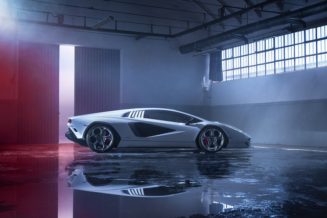 Trưng bày siêu xe bao giờ cũng toát mồ hôi: Lamborghini Countach giá triệu USD xước mâm ngay ở sự kiện - Ảnh 1.