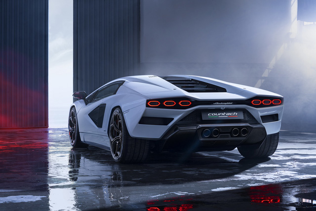 Trưng bày siêu xe bao giờ cũng toát mồ hôi: Lamborghini Countach giá triệu USD xước mâm ngay ở sự kiện - Ảnh 2.