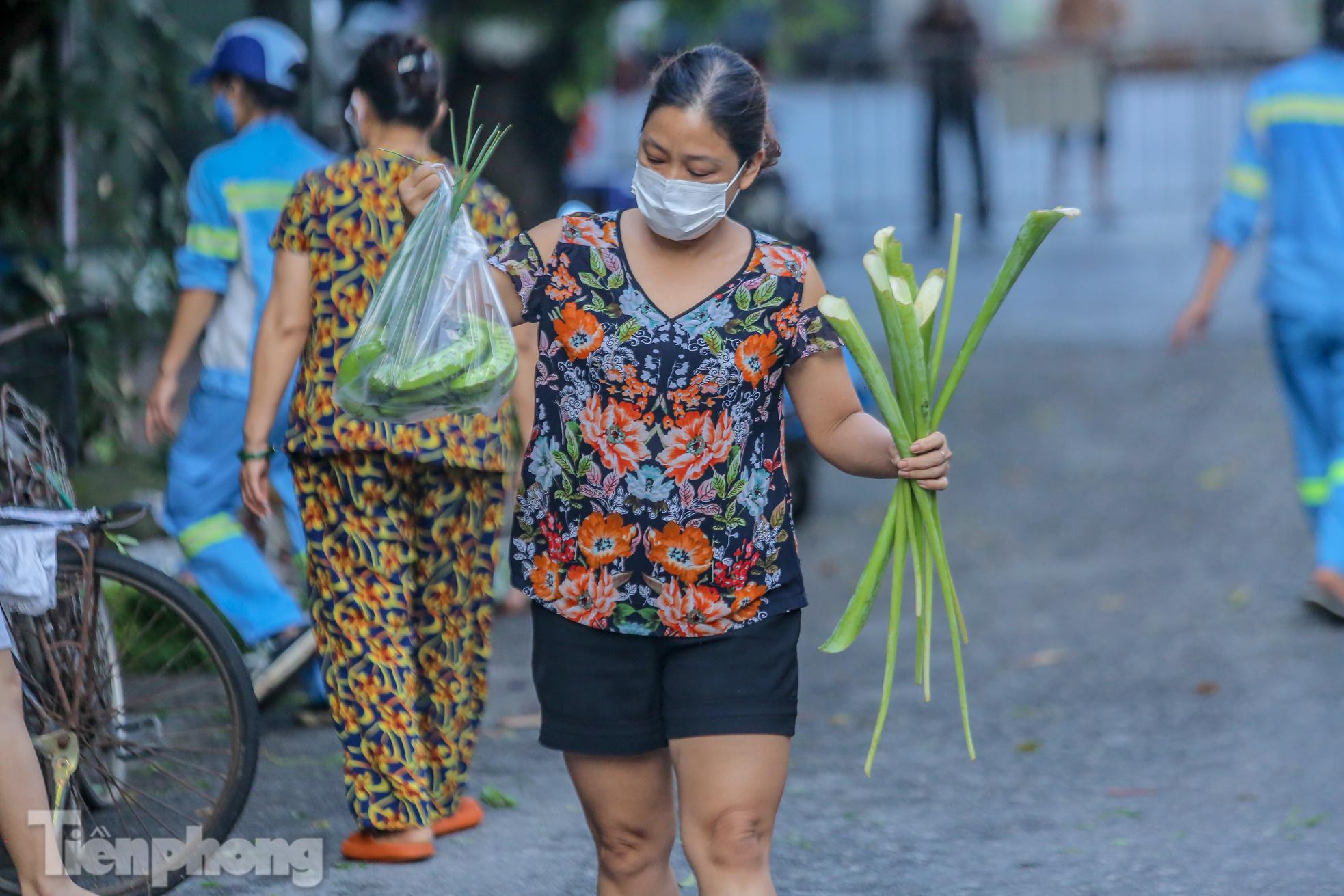 Sạp rau miễn phí ấm tình người của hai chị lao công giữa mùa dịch