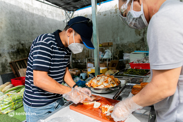 Chuyện cư dân chung cư ở Sài Gòn nấu hàng trăm suất ăn mỗi ngày tiếp sức các Bệnh viện dã chiến: Những người tham gia phải có xét nghiệm âm tính - Ảnh 17.