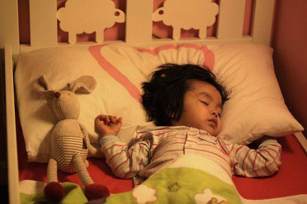 Bé gái 2 tuổi bị dậy thì sớm, mức độ phát triển hormone ngang với trẻ 10 tuổi, nguyên nhân xuất phát từ đồ vật luôn hiện hữu trong phòng ngủ của mỗi gia đình - Ảnh 3.