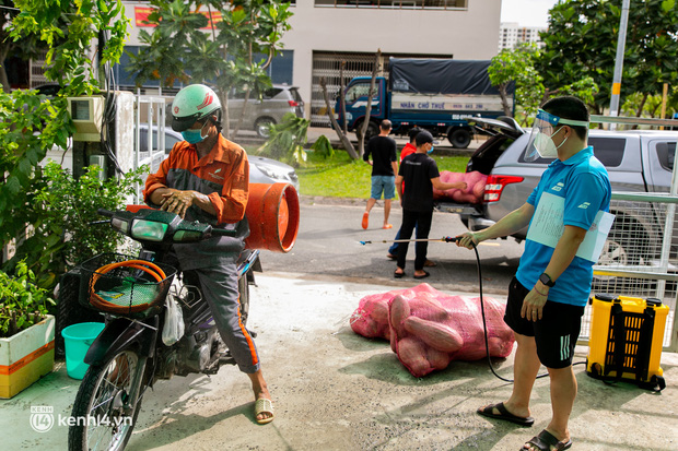 Chuyện cư dân chung cư ở Sài Gòn nấu hàng trăm suất ăn mỗi ngày tiếp sức các Bệnh viện dã chiến: Những người tham gia phải có xét nghiệm âm tính - Ảnh 6.