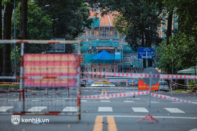 Hãy đến ngắm nhìn hình ảnh đường phố Sài Gòn vắng lặng giữa lúc đại dịch, khi những con phố đông đúc bỗng trở nên yên bình và đẹp hơn bao giờ hết. Bức ảnh sẽ đưa bạn đến một góc phố êm đềm, thưa thớt với những ánh đèn lung linh, nơi bạn sẽ cảm nhận được sự tĩnh lặng và thanh bình của một Sài Gòn khác lạ.