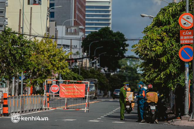 Đường phố Sài Gòn vắng lặng chưa từng thấy trong ngày đầu siết chặt giãn cách: Không còn bóng shipper, “ai ở đâu ở yên đó” - Ảnh 14. Đường phố Sài Gòn vắng lặng chưa từng thấy trong ngày đầu siết chặt giãn cách: Không còn bóng shipper, “ai ở đâu ở yên đó” - Ảnh 14.