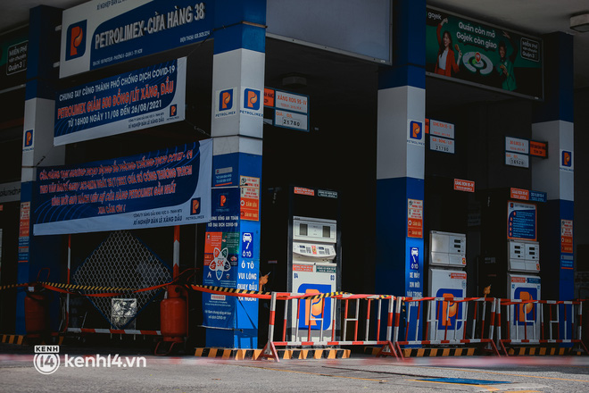 Đường phố Sài Gòn vắng lặng chưa từng thấy trong ngày đầu siết chặt giãn cách: Không còn bóng shipper, “ai ở đâu ở yên đó” - Ảnh 16. Đường phố Sài Gòn vắng lặng chưa từng thấy trong ngày đầu siết chặt giãn cách: Không còn bóng shipper, “ai ở đâu ở yên đó” - Ảnh 16.