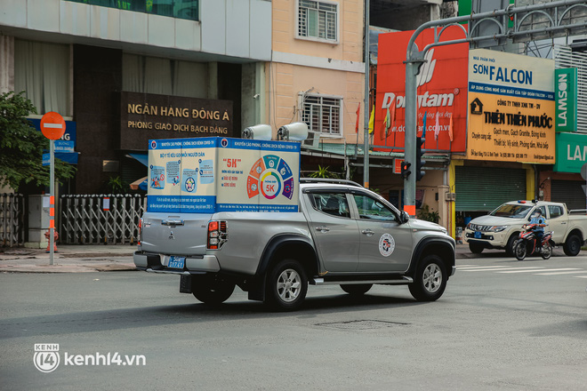 Đường phố Sài Gòn vắng lặng chưa từng thấy trong ngày đầu siết chặt giãn cách: Không còn bóng shipper, “ai ở đâu ở yên đó” - Ảnh 10. Đường phố Sài Gòn vắng lặng chưa từng thấy trong ngày đầu siết chặt giãn cách: Không còn bóng shipper, “ai ở đâu ở yên đó” - Ảnh 10.