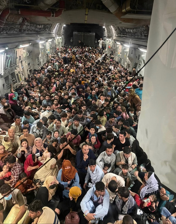 1 tuần sau ngày Kabul thất thủ: Sân bay vẫn hỗn loạn, hàng chục ngàn người Afghanistan tranh giành đến tuyệt vọng để trốn chạy khỏi Taliban - Ảnh 3.