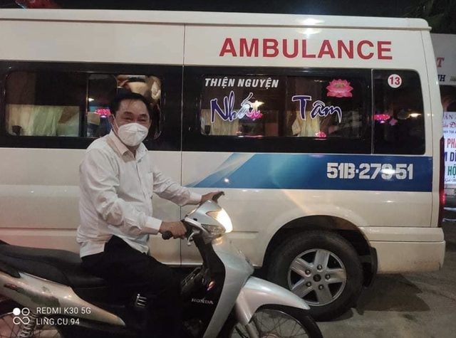 Đại gia Dũng lò vôi đi xe máy trong đêm đến kiểm tra bình oxy trước khi trao cho các đội thiện nguyện, từ chối 100 tỷ đồng, âm thầm đặt 50.000 bình tặng người nghèo - Ảnh 1.