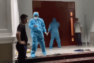 Toàn cảnh F1 tại Nghệ An cố thủ trong nhà, dùng ván cửa tấn công, giật khẩu trang lực lượng chức năng - Ảnh 1.