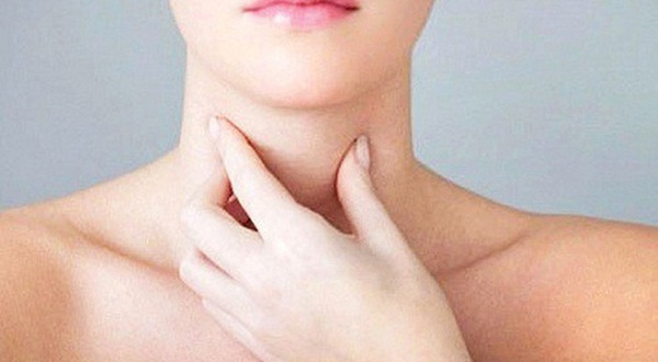  Để 3 ngón tay vào vị trí này trên cơ thể, chỉ vài giây bạn sẽ biết mình có nguy cơ mắc ung thư vòm họng không  - Ảnh 2.