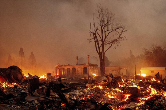 Thị trấn Greenville của bang California bị xóa sổ trong biển lửa - Ảnh 1.