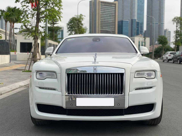 Rolls-Royce Ghost xuống giá, rẻ hơn cả Mercedes-Maybach vài tỷ đồng dù chỉ chạy 50.000km - Ảnh 2.