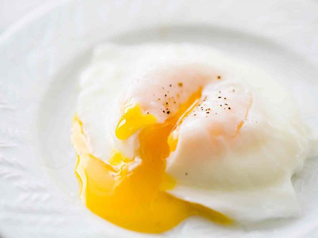 5 cách chế biến trứng sai lầm, biến món ăn ngon thành cực độc: Nếu dùng 6 loại trứng xứng đáng bỏ đi này để nấu nữa thì tác hại khôn lường - Ảnh 1.