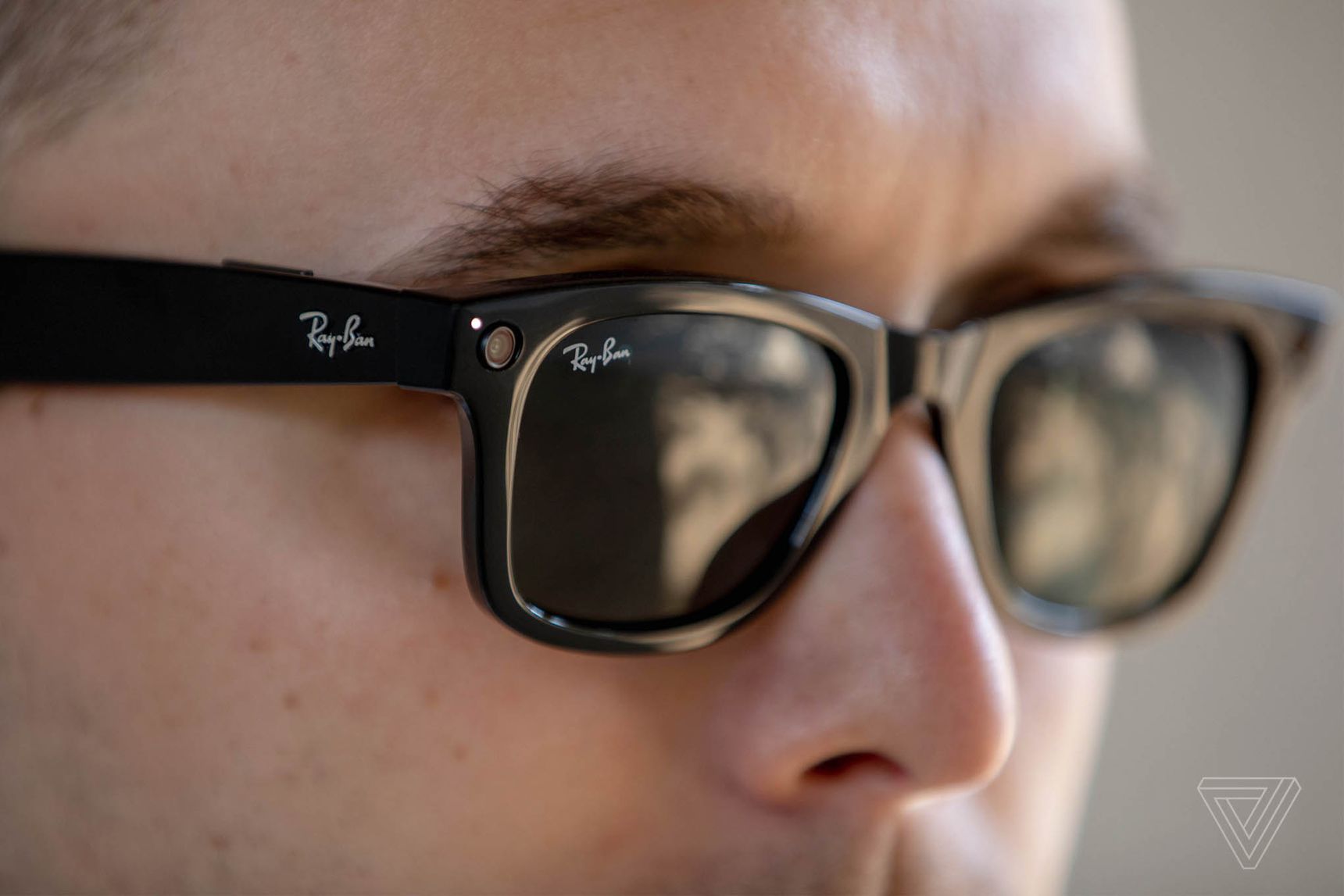 Facebook bắt tay Ray-Ban ra mắt kính thông minh Ray-Ban Stories: Giá 299  USD, có thể chụp ảnh, quay phim nhưng điểm ấn tượng lại đến từ thứ bình  thường nhất