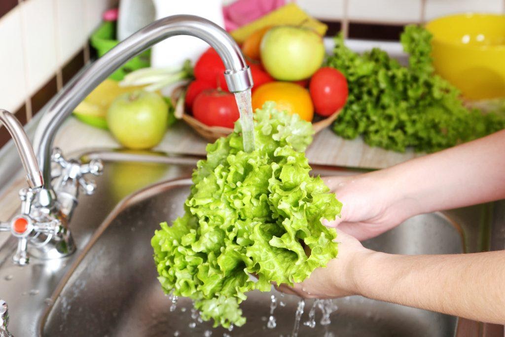 3 cách rửa rau củ sai lầm khiến càng rửa càng bẩn, làm mất đi các chất ...