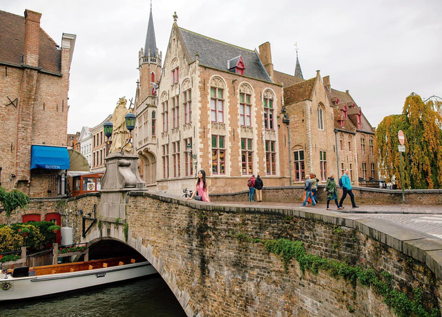 Một vòng khám phá Brugge, Bỉ trước Covid-19: Thành phố đẹp như tranh, những con kênh thơ mộng uốn quanh những toà nhà cổ kính - Ảnh 1.