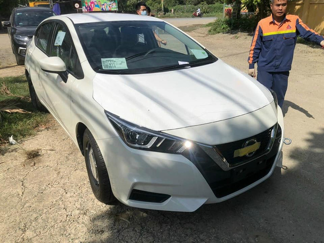 Nissan Almera bản taxi về đại lý: Mâm thép, cắt nhiều option nhưng động cơ mạnh hơn bản full, giá 469 triệu đồng - Ảnh 1.