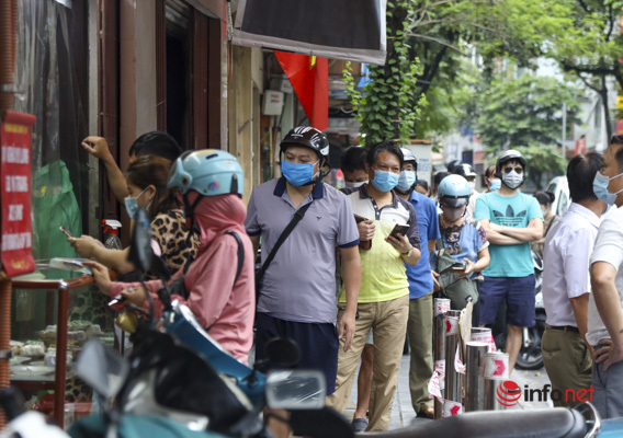 Thị trường bánh Trung thu Hà Nội, nơi xếp hàng dài chờ mua, nơi lại vắng khách - Ảnh 1.