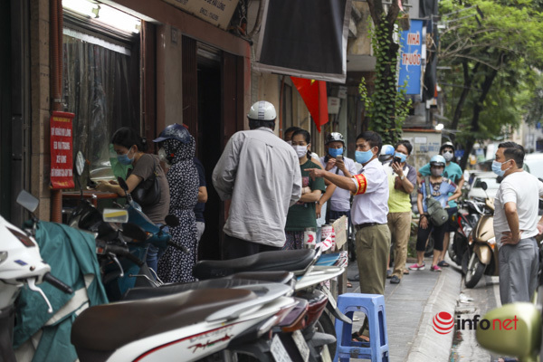 Thị trường bánh Trung thu Hà Nội, nơi xếp hàng dài chờ mua, nơi lại vắng khách - Ảnh 6.