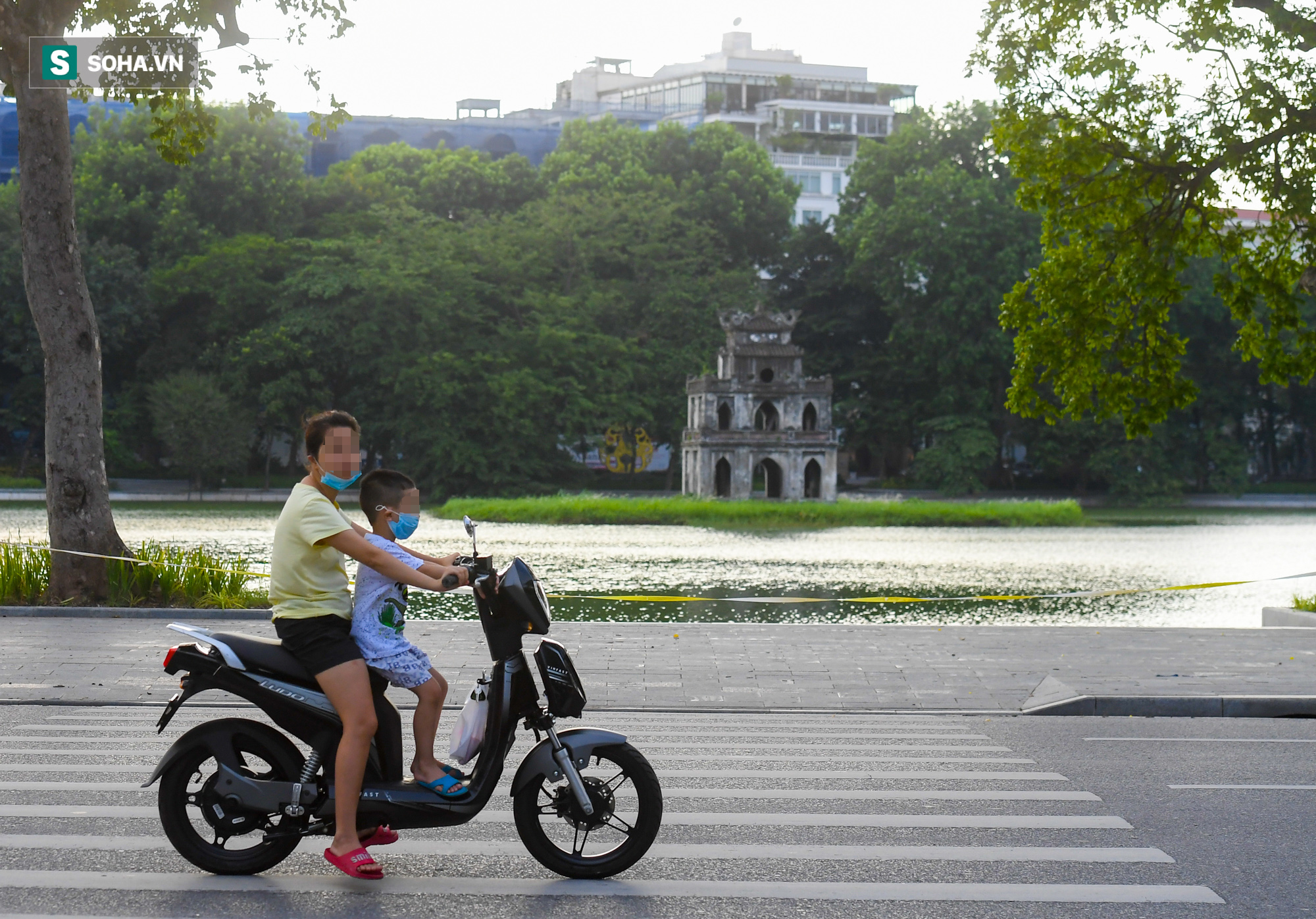 Ra đường mùa dịch: Nhiều người ở Hà Nội nhớ khẩu trang nhưng quên luật giao thông - Ảnh 1.