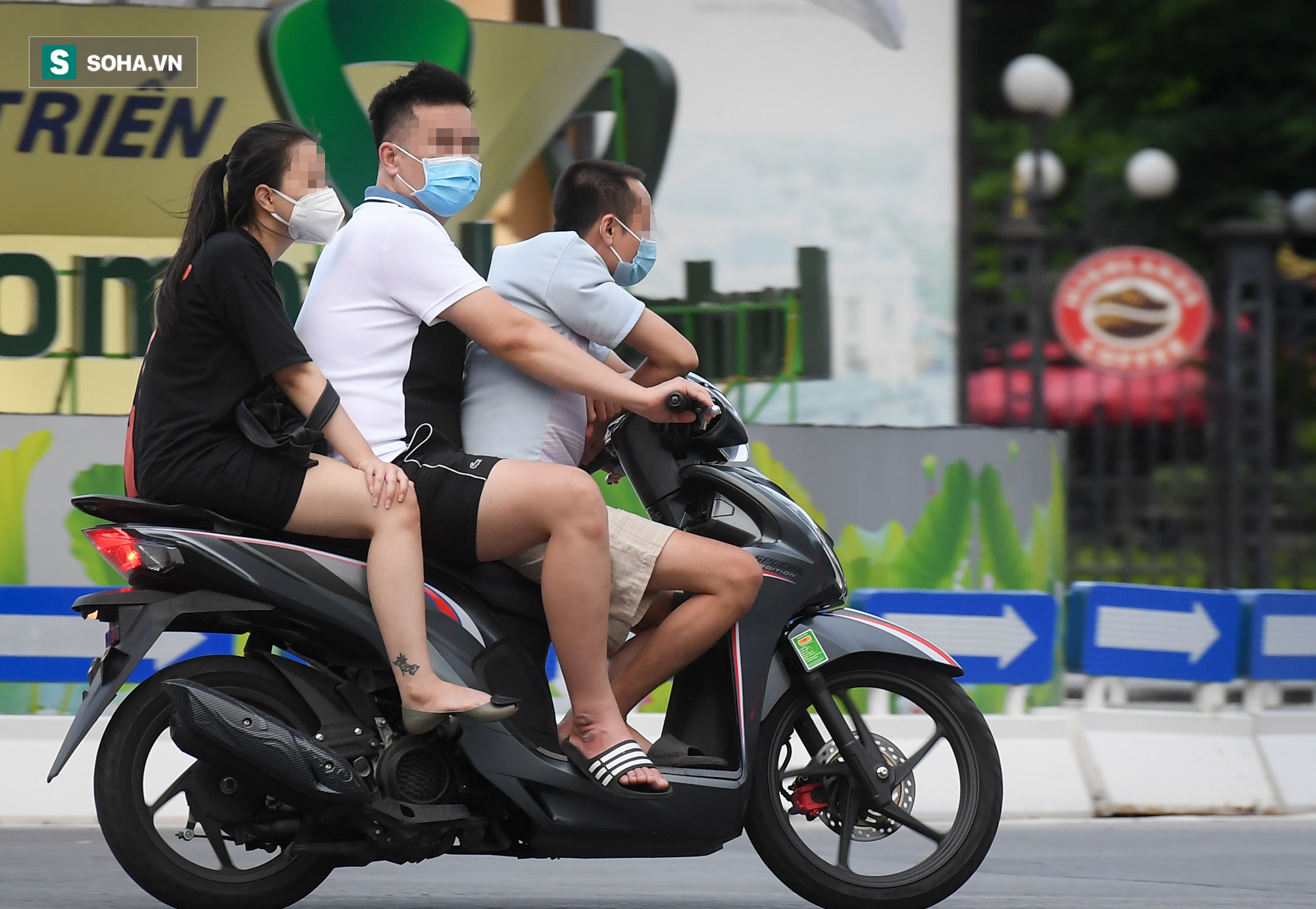 Ra đường mùa dịch: Nhiều người ở Hà Nội nhớ khẩu trang nhưng quên luật giao thông - Ảnh 2.
