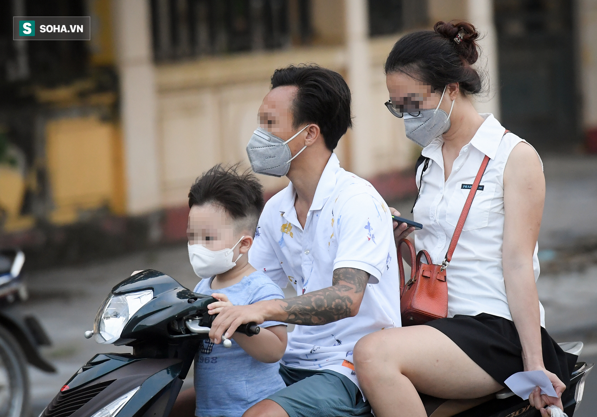 Ra đường mùa dịch: Nhiều người ở Hà Nội nhớ khẩu trang nhưng quên luật giao thông - Ảnh 4.