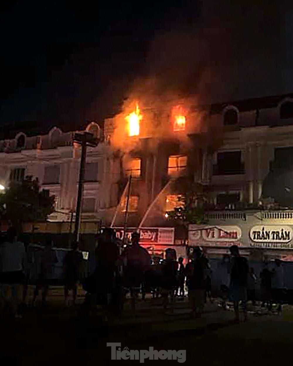 Cháy lớn thiêu rụi ngôi nhà ở chợ quần áo lớn nhất Hà Nội - Ảnh 2.