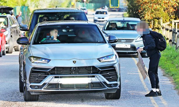 Đang lái Lamborghini Urus trên đường, Ronaldo thực hiện một hành động khiến  ai cũng khen hết lời
