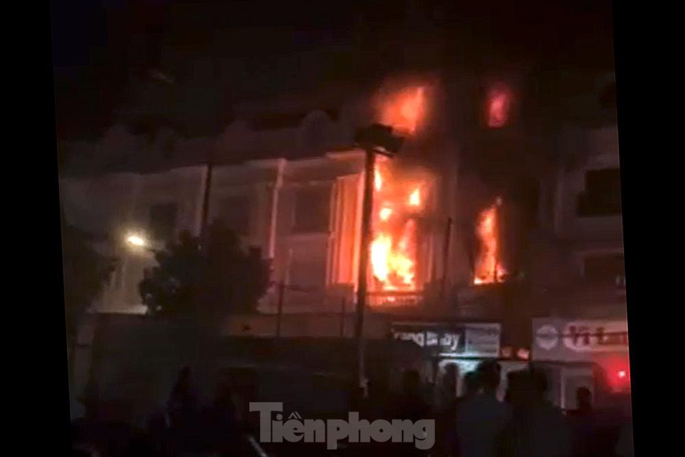 Cháy lớn thiêu rụi ngôi nhà ở chợ quần áo lớn nhất Hà Nội - Ảnh 4.
