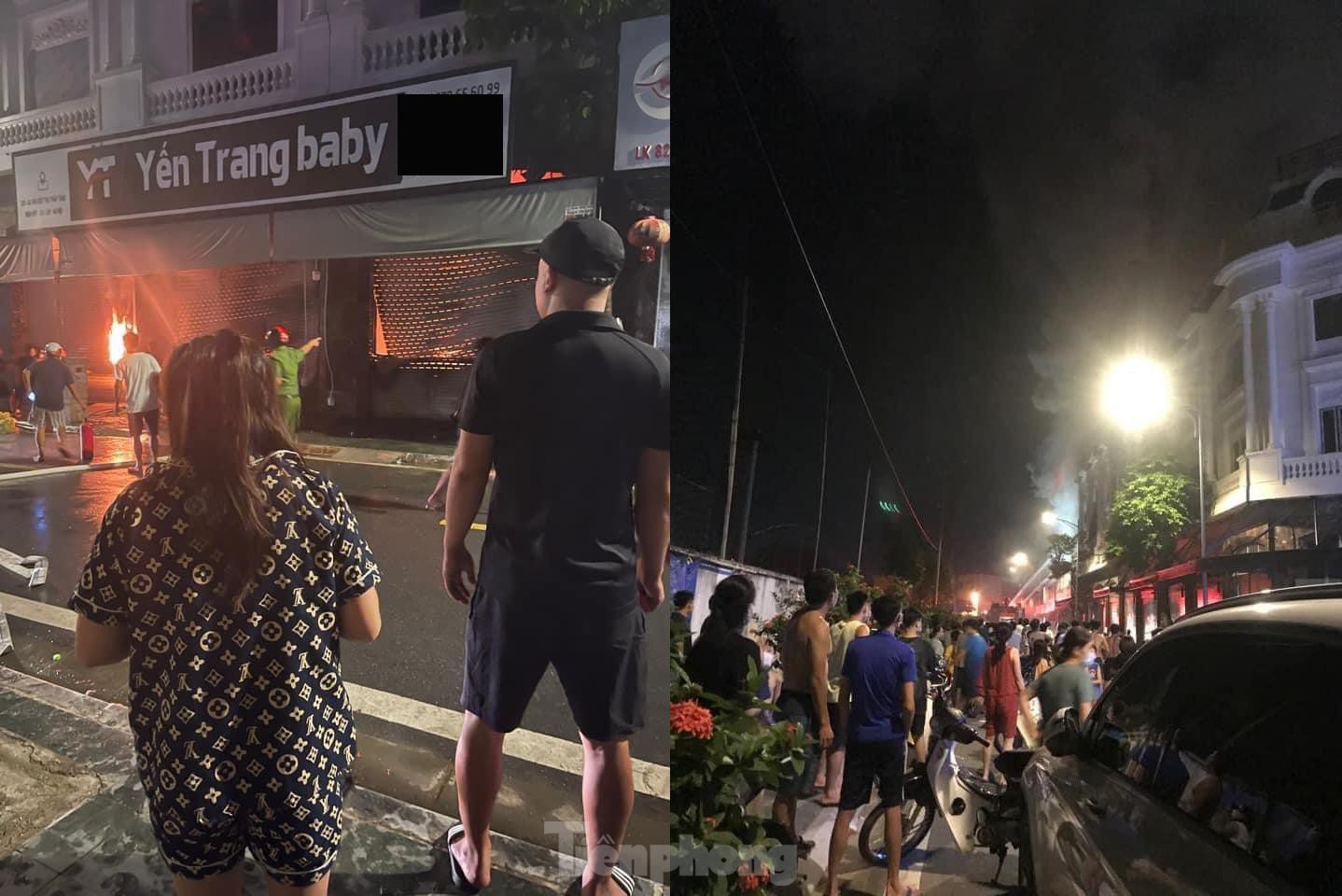 Cháy lớn thiêu rụi ngôi nhà ở chợ quần áo lớn nhất Hà Nội - Ảnh 9.