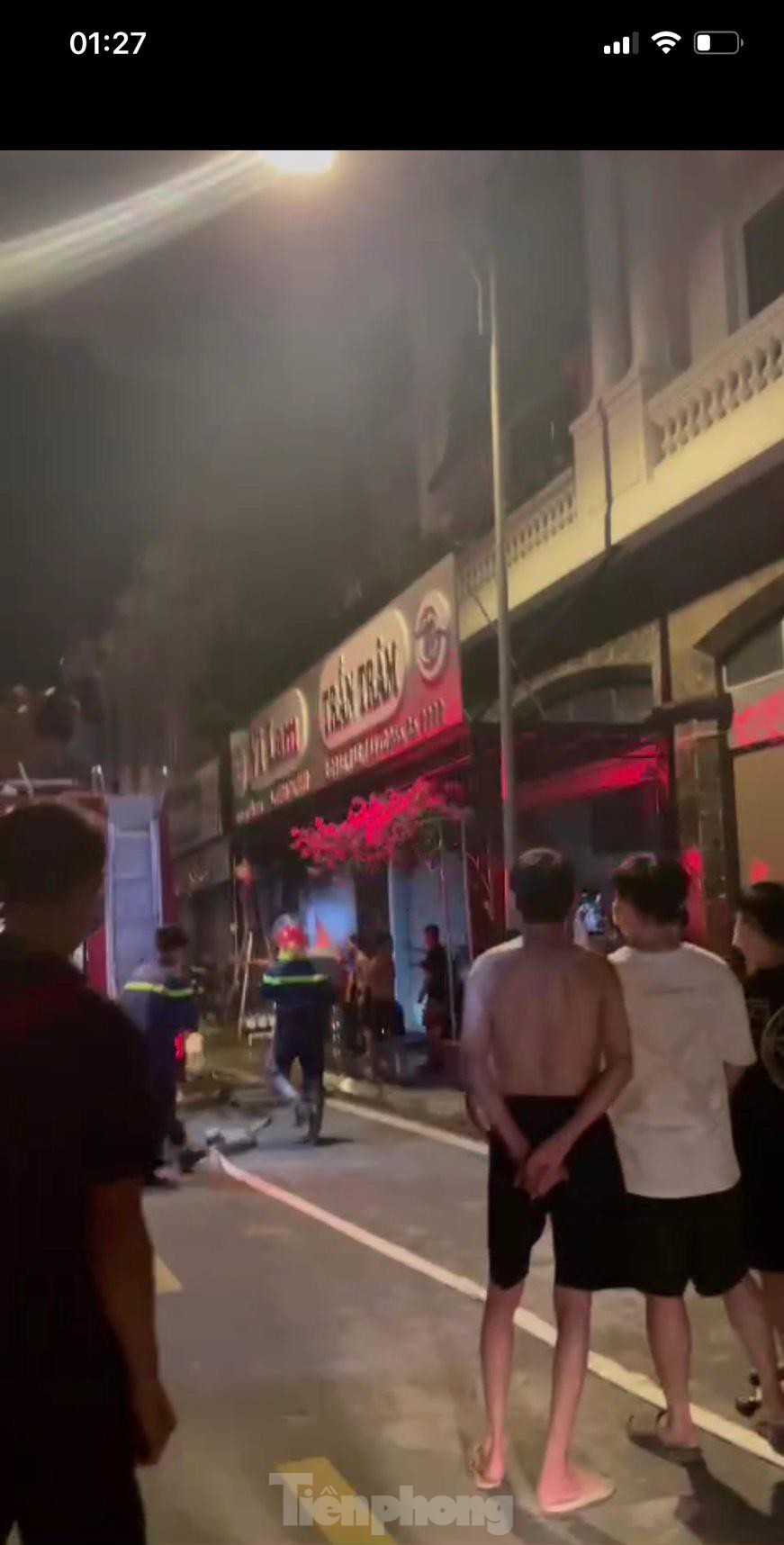 Cháy lớn thiêu rụi ngôi nhà ở chợ quần áo lớn nhất Hà Nội - Ảnh 10.
